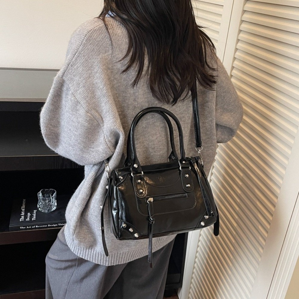 Vintage Rivets Pillow Bag Pate - Top Handle Patent Bag recension och pris
