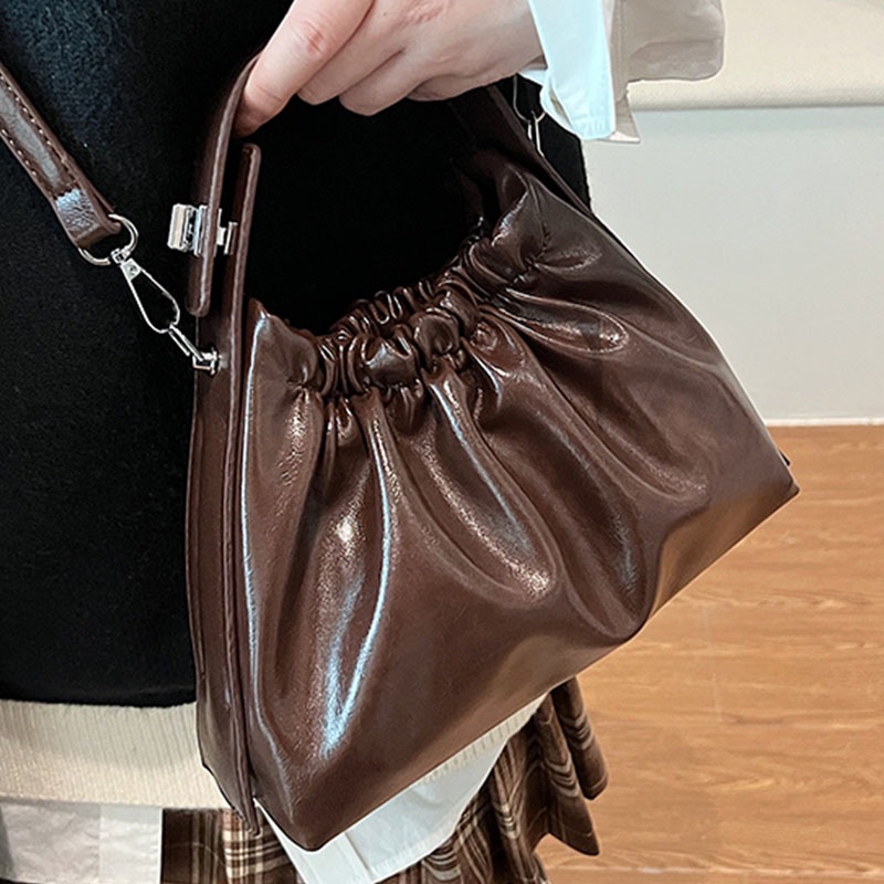 Women's Burgundy Ruched Cloud  - Top Handle Patent Bag recension och pris
