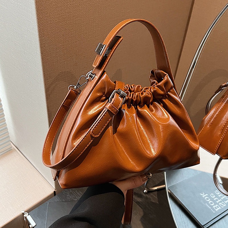 Women's Burgundy Ruched Cloud  - Top Handle Patent Bag recension och pris