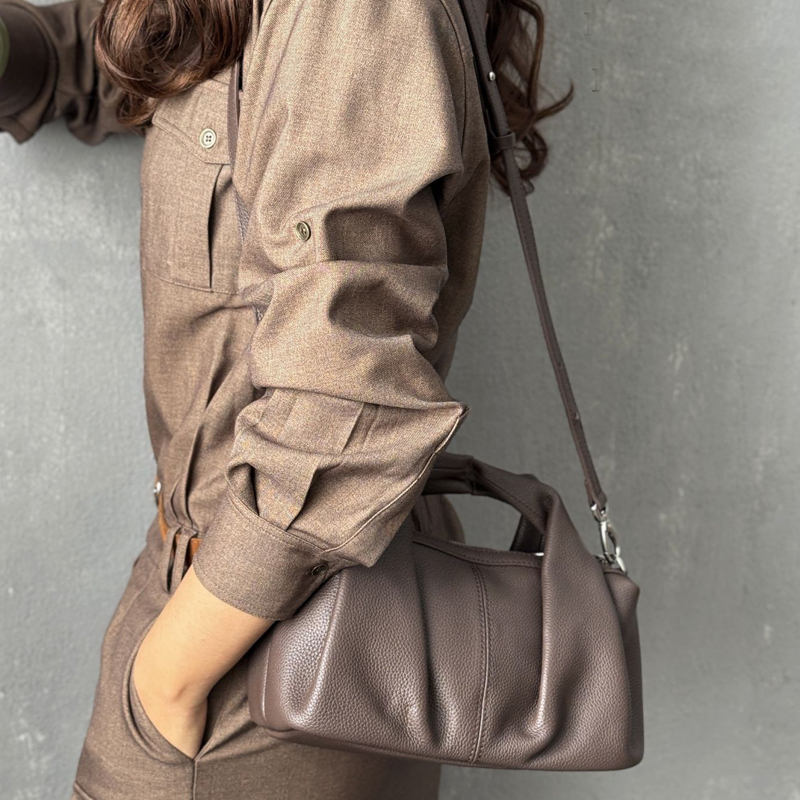 Custom Initials Leather Pillow - Luxury Bags Japan recension och pris